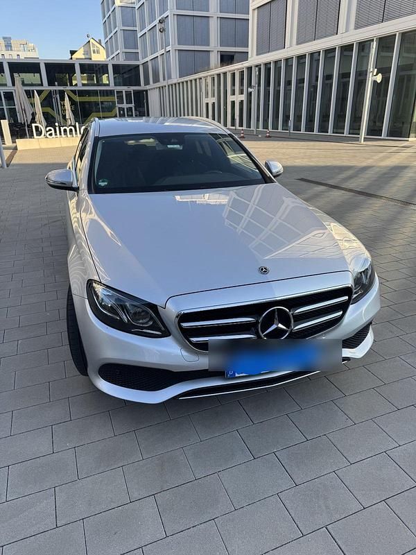 Silber Gebraucht 2020 Mercedes E200 Avantgarde Kombi | 27.900 € (Superpreis) - Bild 1/4