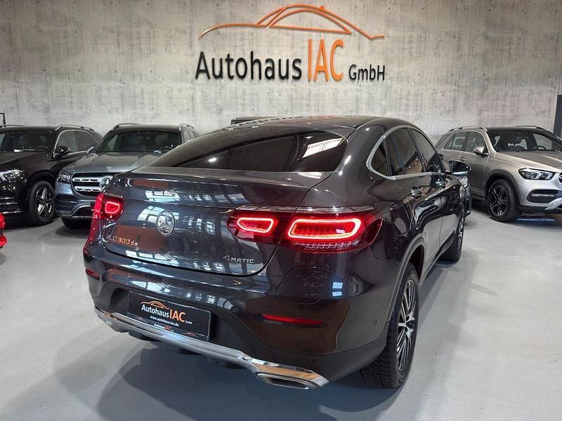 Gebraucht Mercedes GLC300 306 PS (225 kW) 2021 Grau Limousine