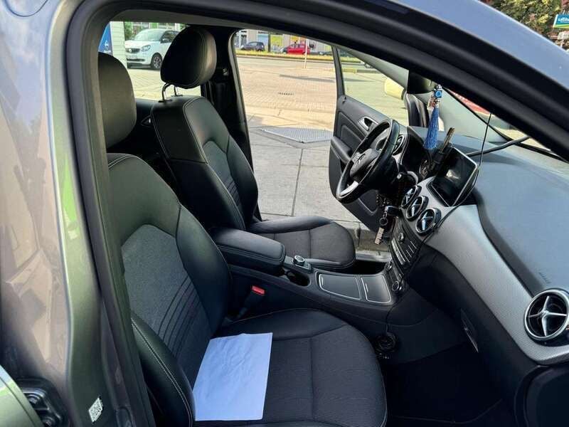 Gebraucht 2015 Mercedes 180 Limousine | 12.399 € - Bild 1/4