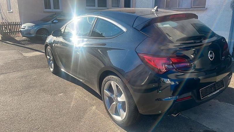 Gebraucht Opel Astra GTC 200 PS (147 kW) 2014 Schwarz Limousine
