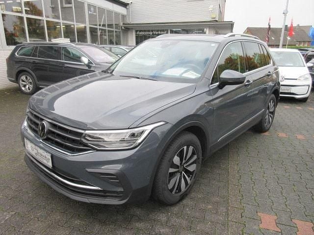 Delfingrau (metallic) Gebraucht 2024 VW Tiguan Move SUV | 32.988 € (Guter Preis) - Bild 1/4