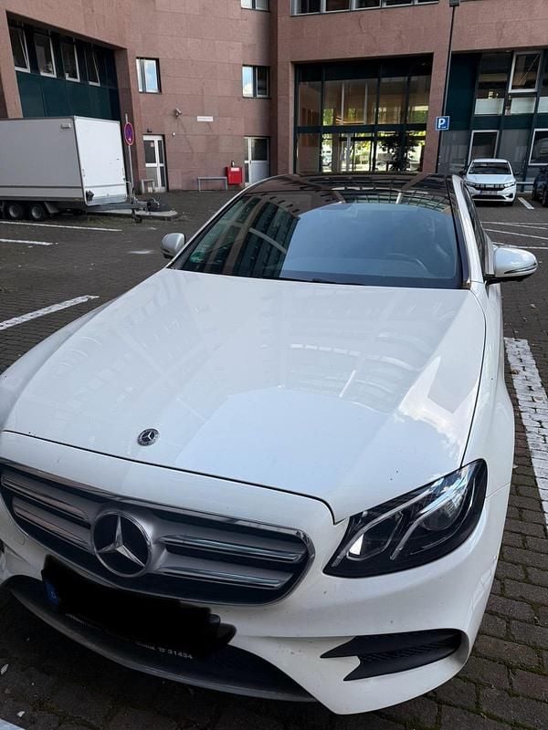 Andere farben Gebraucht 2019 Mercedes E220 AMG line Limousine | 28.500 € (Superpreis) - Bild 1/4