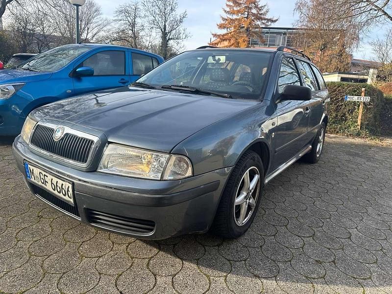 Grau Gebraucht 2004 Skoda Octavia Tour Kombi | 1.100 € (Teuer) - Bild 1/4