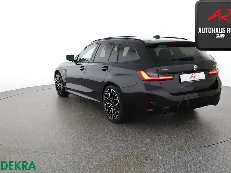 Gebraucht BMW 320e M Sport 204 PS (150 kW) 2022 Black sapphire Kombi