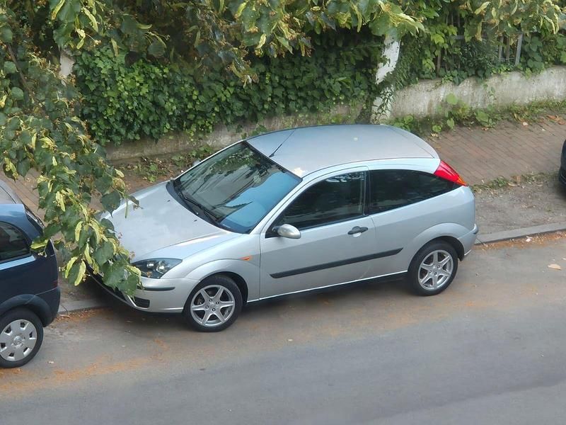 Gebraucht Ford Focus Ambiente 102 PS (75 kW) 2002 Silber Limousine