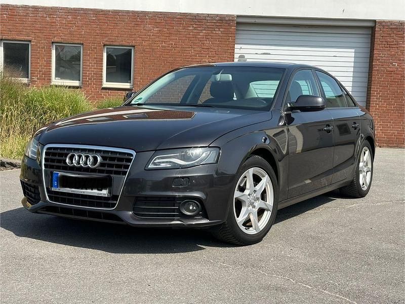 Grau Gebraucht 2010 Audi A4 Ambition Limousine | 5.490 € (Guter Preis) - Bild 1/4