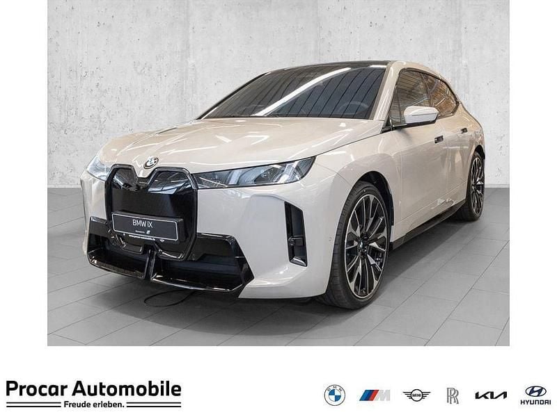 Dune grey metallic Neu 2025 BMW iX M Sport SUV | 106.900 € (Etwas zu teuer) - Bild 1/4