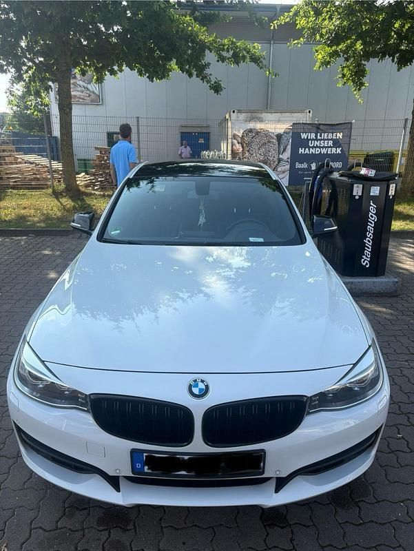 Weiß Gebraucht 2015 BMW 330 Limousine | 16.499 € (Guter Preis) - Bild 1/4