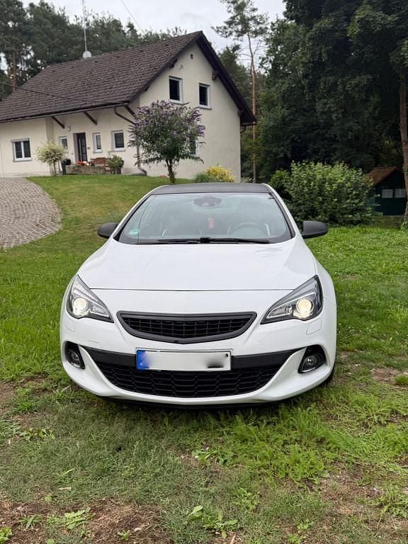 Weiß Gebraucht 2014 Opel Astra GTC S Limousine | 7.700 € (Fairer Preis) - Bild 1/4