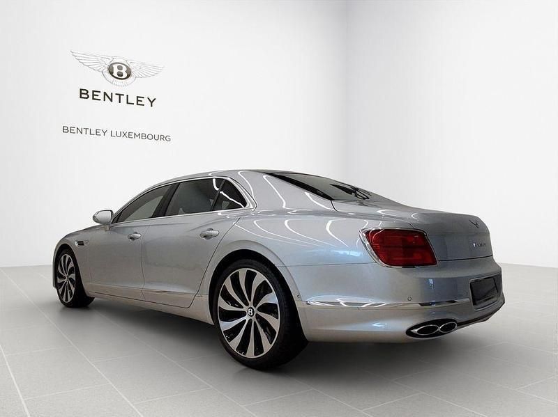 Gebraucht Bentley Flying Spur 551 PS (405 kW) 2024 Silber Limousine
