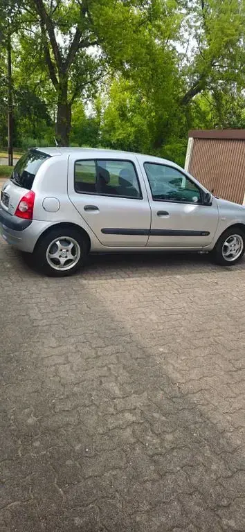 Gebraucht Renault Clio II 75 PS (55 kW) 2005 Silber Limousine
