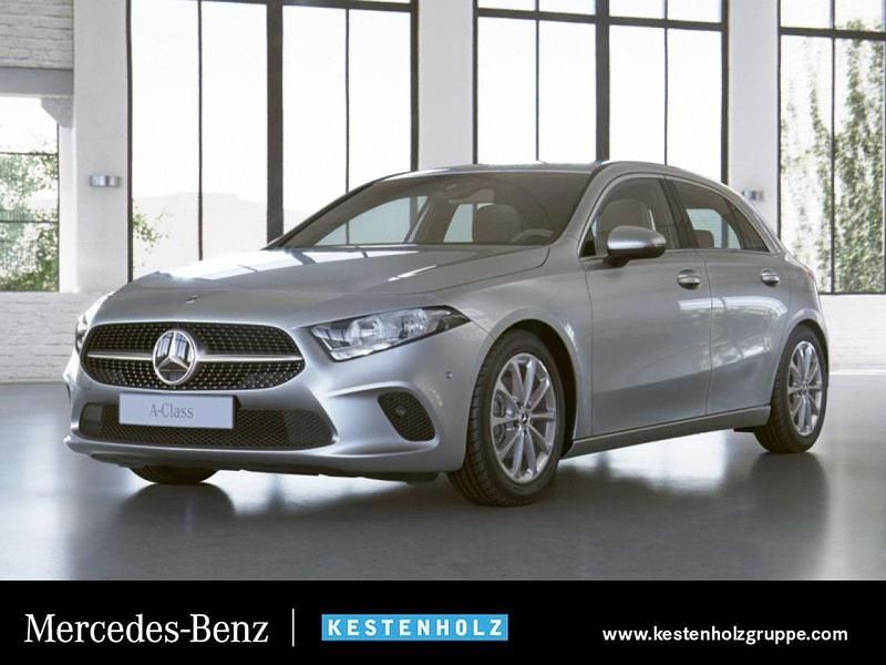 Silber Gebraucht 2020 Mercedes A180 Limousine | 23.790 € (Etwas zu teuer) - Bild 1/4