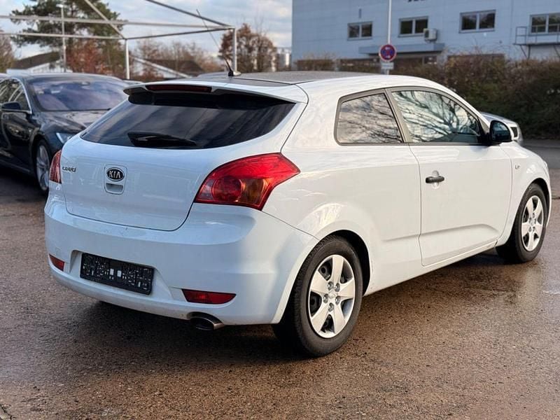 Usado Kia Ceed 126 HP (92 kW) 2009 Branco Citadino