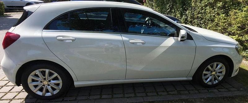 Weiß Gebraucht 2015 Mercedes A180 Style Limousine | 15.600 € (Fairer Preis) - Bild 1/4