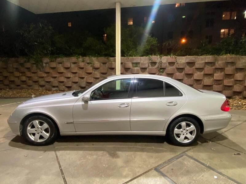 Grau Gebraucht 2004 Mercedes E320 Limousine | 2.500 € - Bild 1/4
