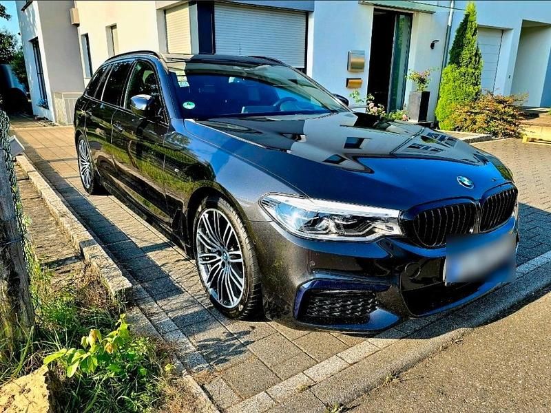 Grau Gebraucht 2020 BMW 530 M Sport Kombi | 31.500 € (Guter Preis) - Bild 1/4