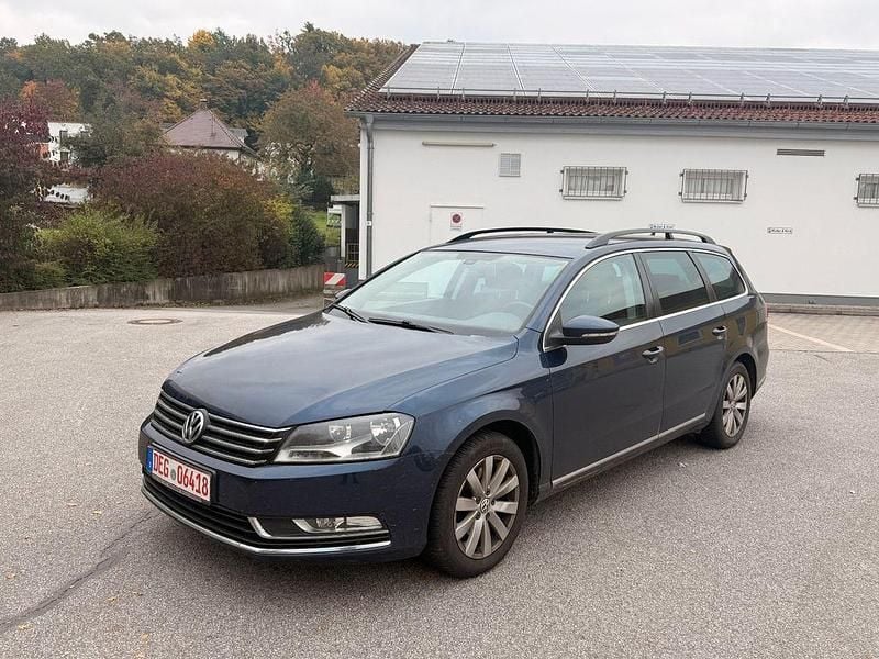 Blau Gebraucht 2014 VW Passat Comfortline Kombi | 5.999 € (Superpreis) - Bild 1/4