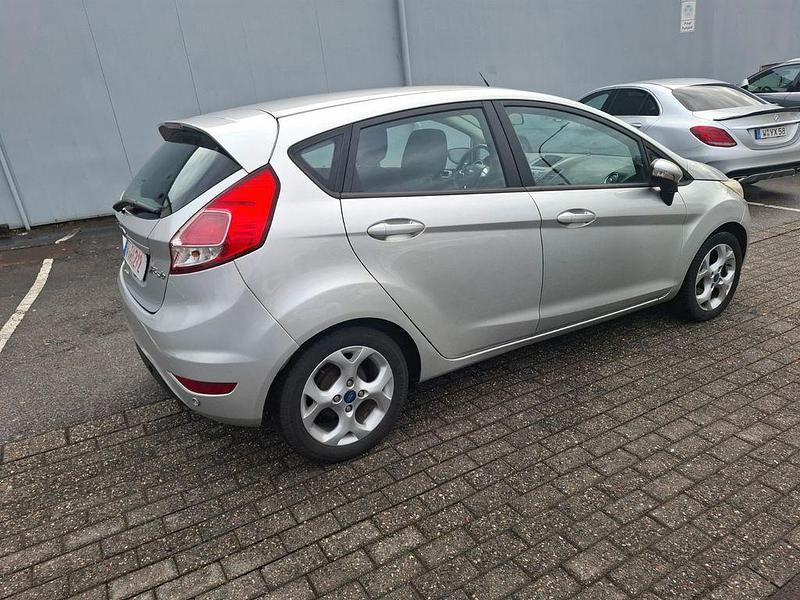 Gebraucht Ford Fiesta Titanium 95 PS (69 kW) 2013 Silber Limousine
