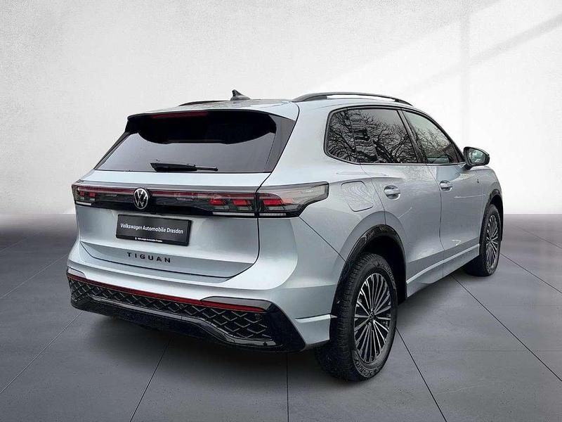 Neu VW Tiguan R-line 272 PS (200 kW) 2025 Oyster silver metallic SUV