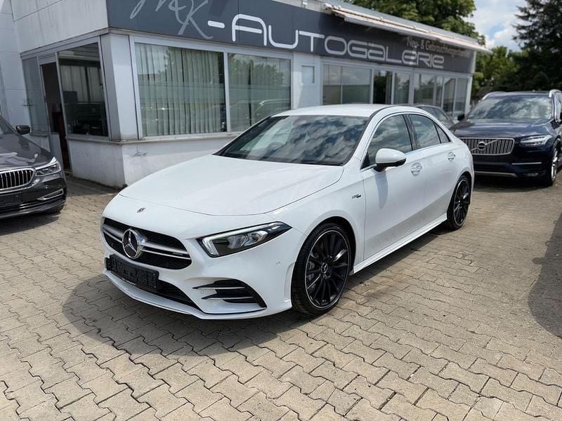 Weiß Gebraucht 2022 Mercedes A35 AMG AMG Limousine | 43.990 € (Fairer Preis) - Bild 1/4
