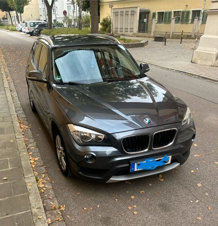 Grau Gebraucht 2012 BMW X1 SUV | 11.350 € (Fairer Preis) - Bild 1/4