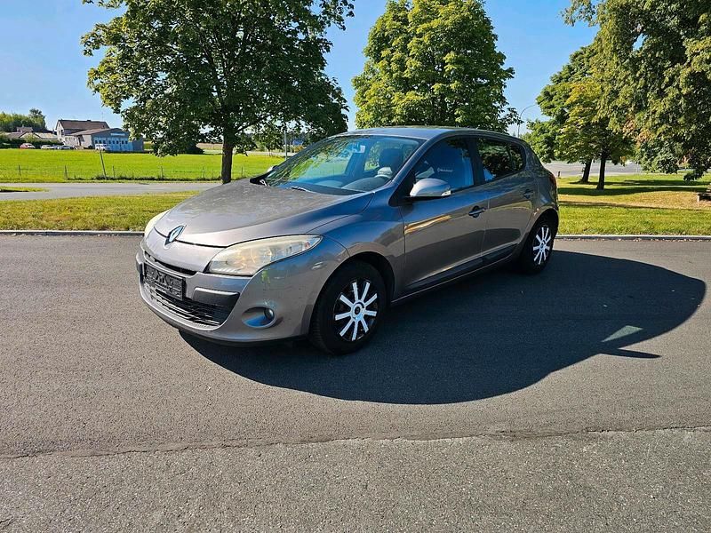 Grau Gebraucht 2010 Renault Mégane III Kleinwagen | 2.990 € (Fairer Preis) - Bild 1/4