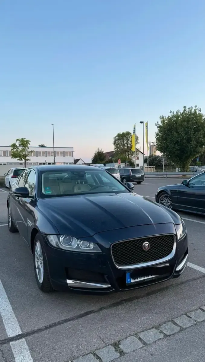 Używany Jaguar XF 163 KM (119 kW) 2017 Niebieski Sedan/Limuzyna