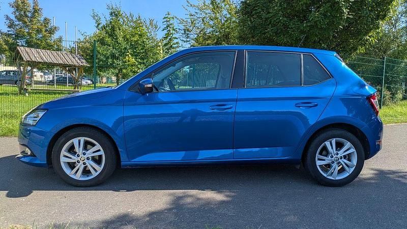Blau Gebraucht 2022 Skoda Fabia Style Kleinwagen | 14.999 € (Fairer Preis) - Bild 1/4