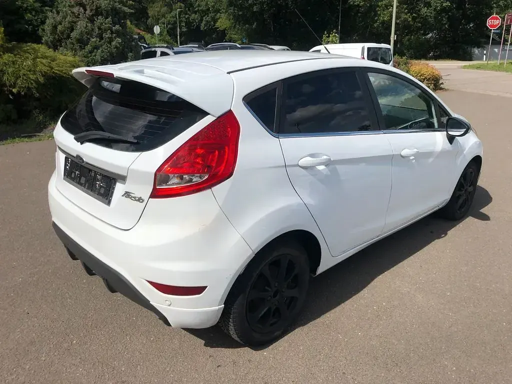 Gebraucht Ford Fiesta Titanium 97 PS (71 kW) 2012 Weiß Limousine