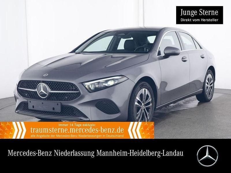 Grau Gebraucht 2024 Mercedes A250 Progressive Limousine | 32.890 € (Fairer Preis) - Bild 1/3