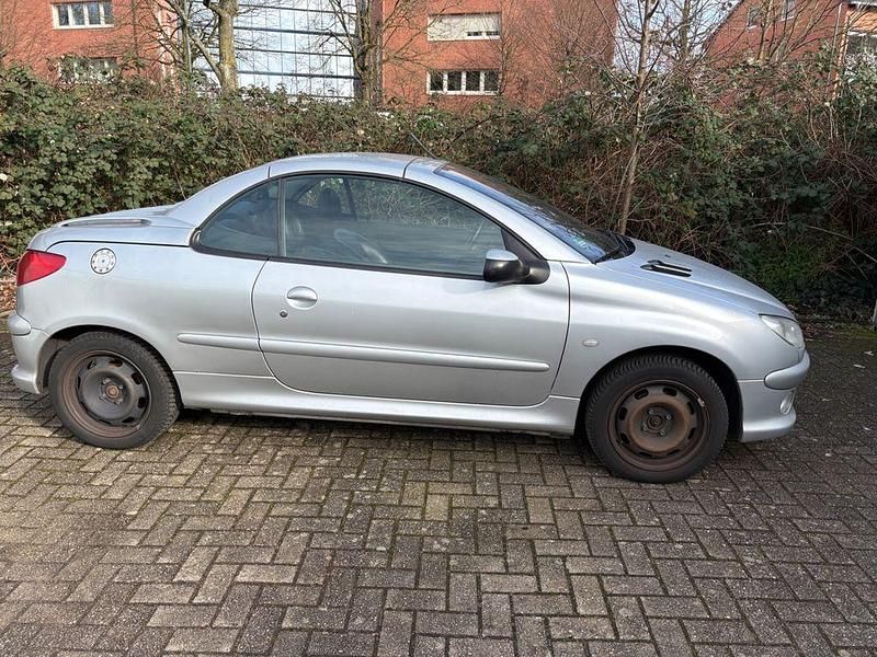 Gebraucht Peugeot 206 CC 109 PS (80 kW) 2003 Silber Cabrio