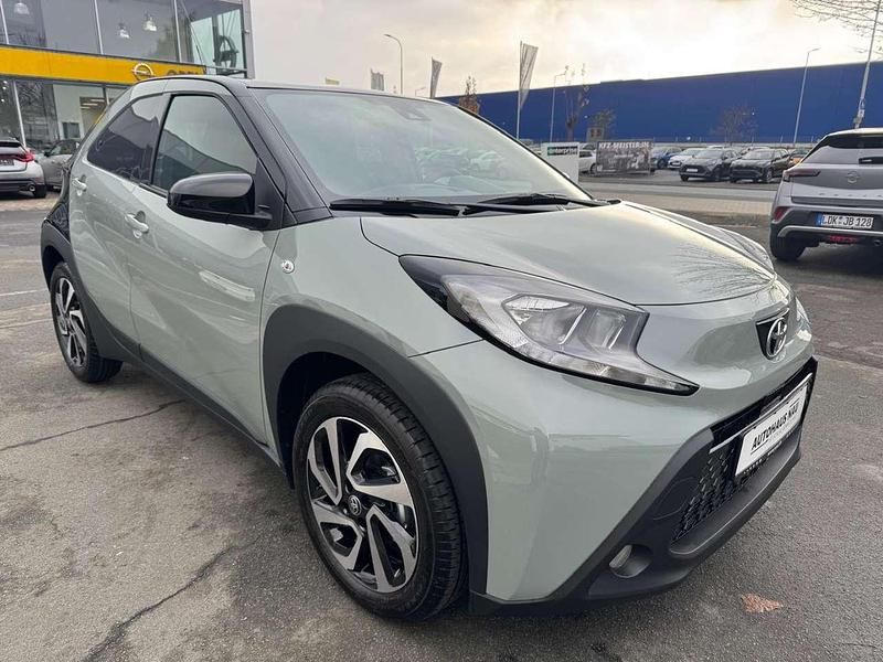 Neu Toyota Aygo X 72 PS (52 kW) 2025 Urban khaki / night sky black SUV