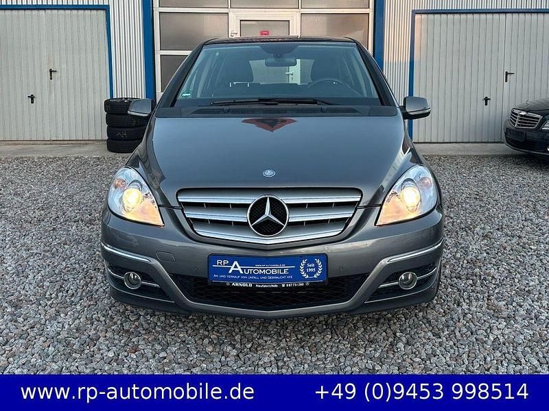 Grau Gebraucht 2011 Mercedes B180 Van / Kleinbus | 5.700 € (Fairer Preis) - Bild 1/2