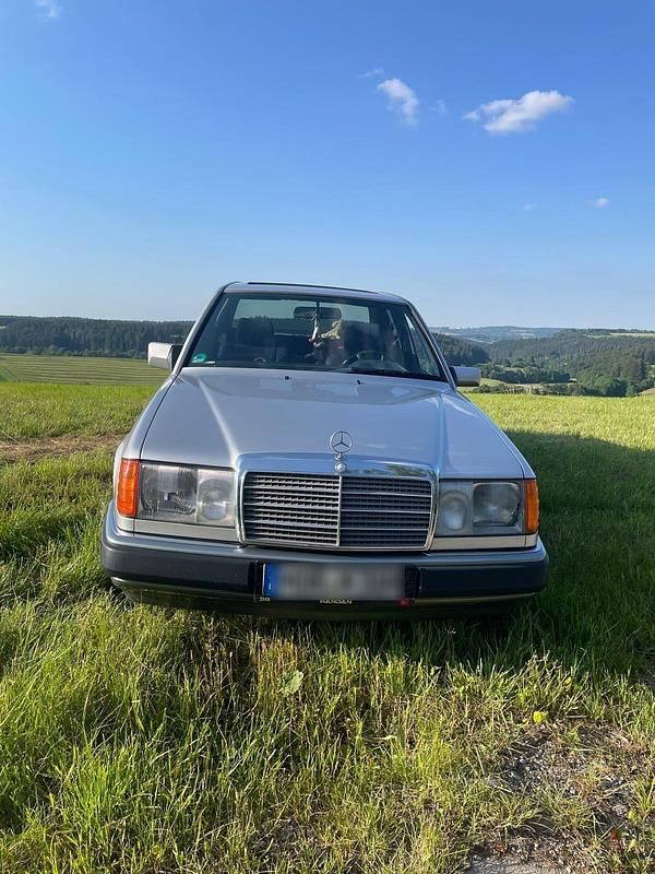 Second-hand Mercedes E230 131 CP (96 kW) 1991 Argintiu Berlinǎ