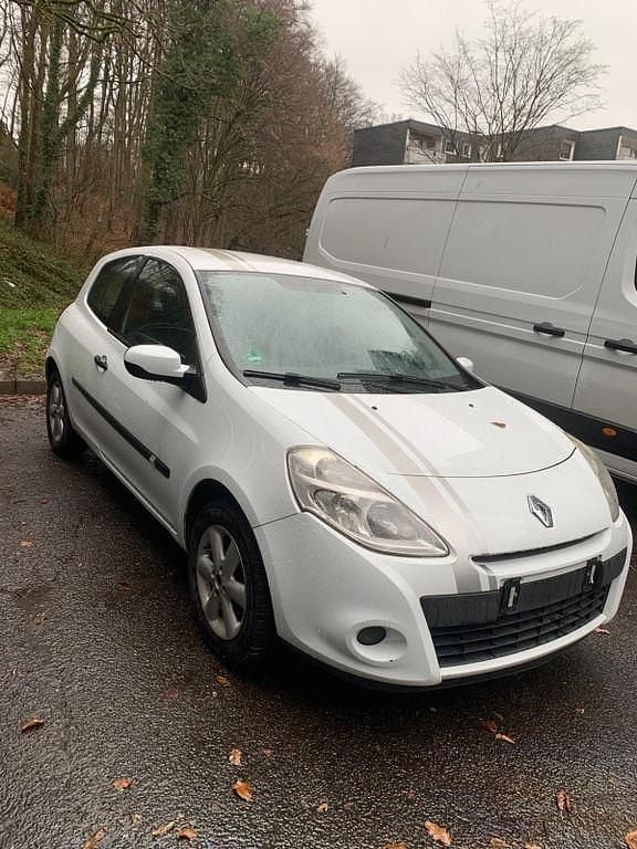 Weiß Gebraucht 2011 Renault Clio II Authentique Limousine | 1.750 € (Fairer Preis) - Bild 1/4