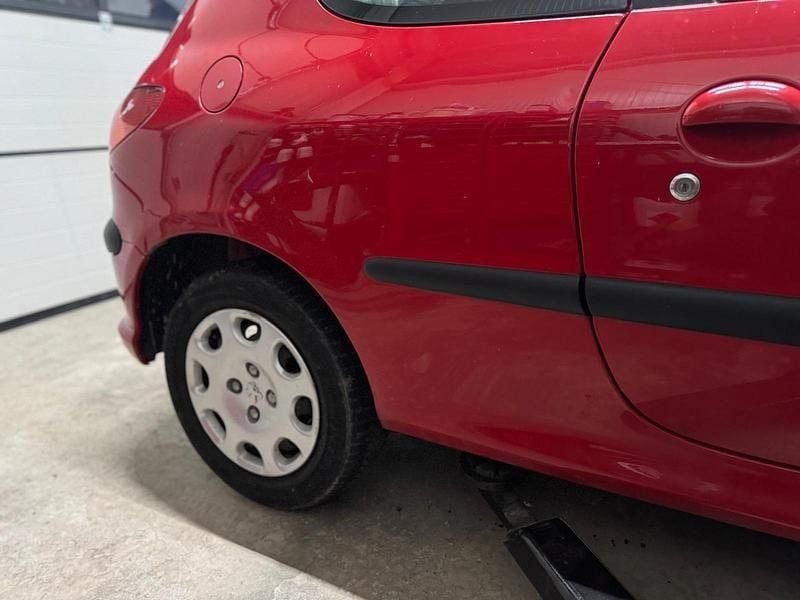Gebraucht Peugeot 206 75 PS (55 kW) 2008 Rot Kleinwagen