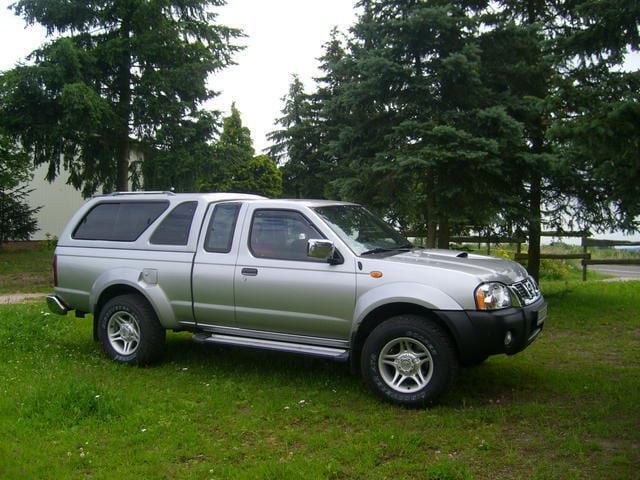 Gebraucht Nissan Navara 133 PS (97 kW) 2003 Silber metallic Pickup