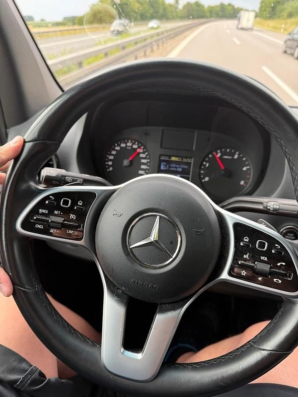 Gebraucht Mercedes Sprinter 163 PS (119 kW) 2020 Grau Van