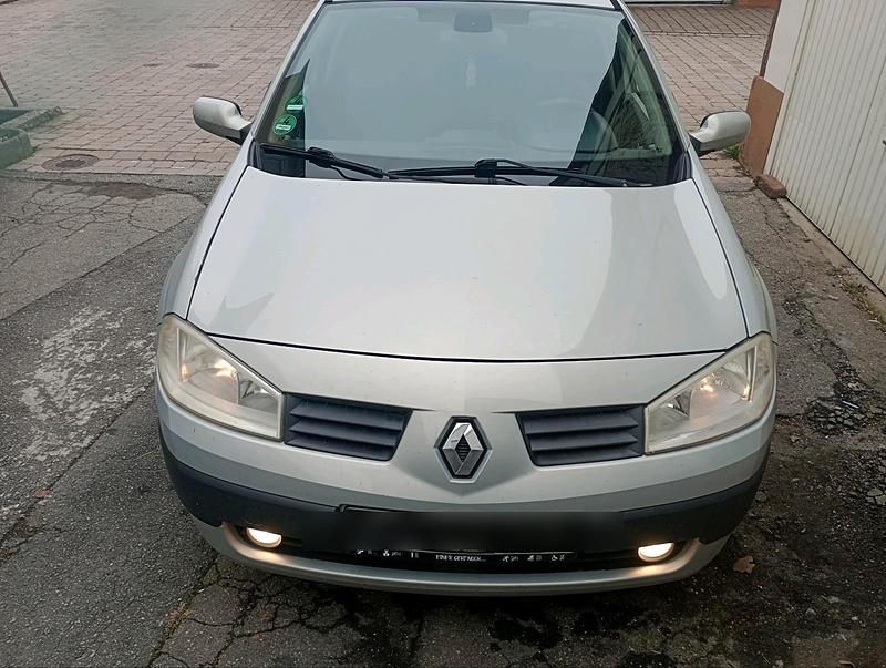 Grau Gebraucht 2004 Renault Mégane II Limousine | 1.090 € (Guter Preis) - Bild 1/4