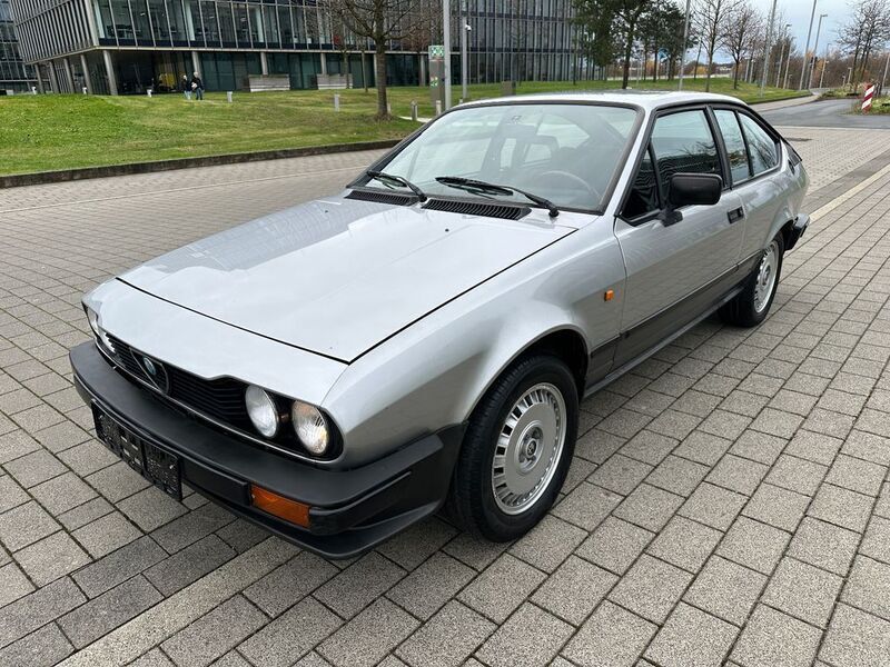 Silber Gebraucht 1983 Alfa Romeo GTV Coupé | 17.000 € - Bild 1/4