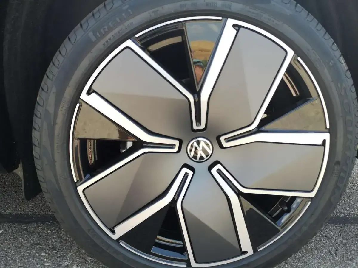 Neu VW Tayron R-line 193 PS (141 kW) 2025 Grenadilschwarz metallic SUV