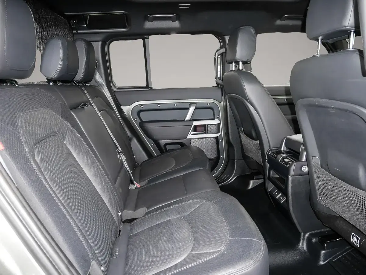 Gebraucht Land Rover Defender SE Dynamic 300 PS (220 kW) 2023 Manufacturer SUV