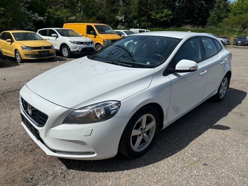 Weiß Gebraucht 2012 Volvo V40 Kinetic Kombi | 4.300 € (Fairer Preis) - Bild 1/4