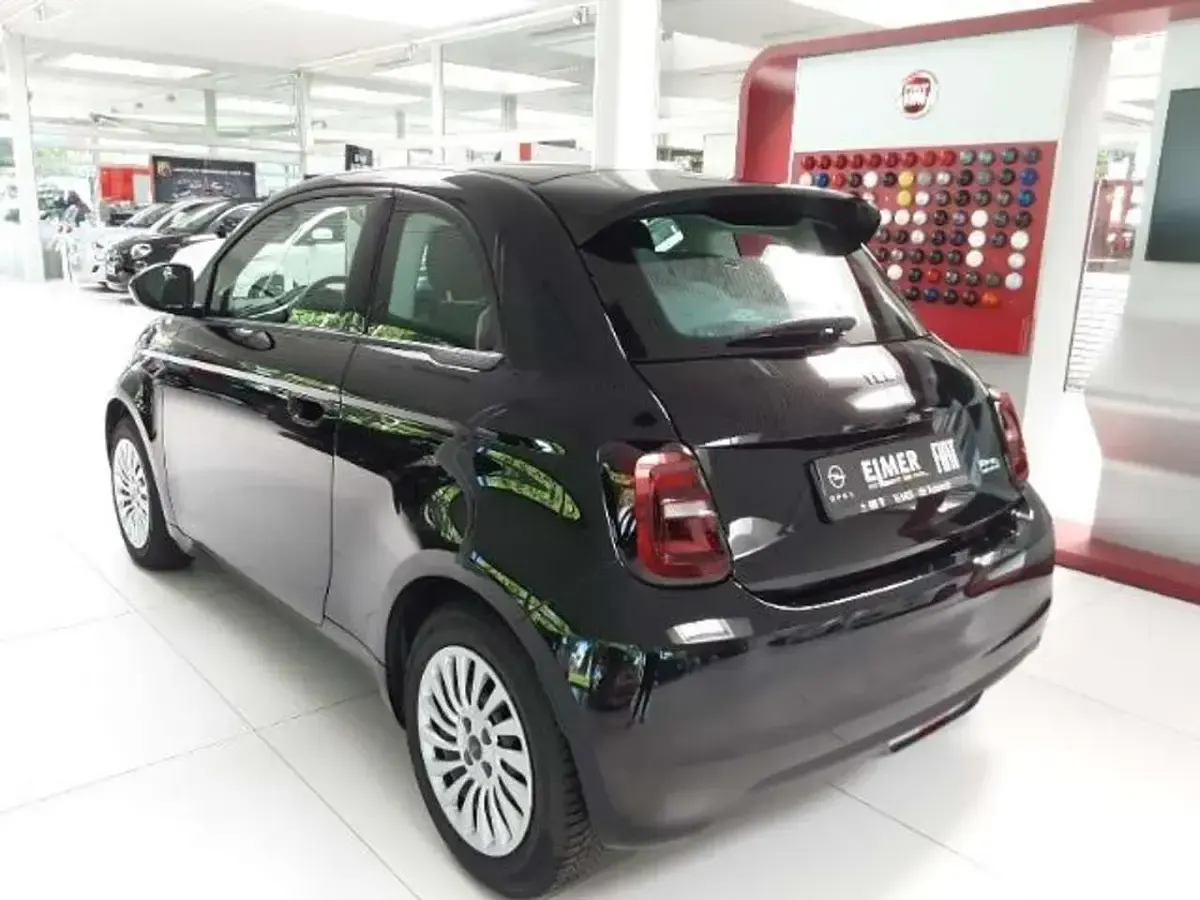 Gebraucht Fiat 500e Action 69 kW (95 PS) 2022 Colore esterno (onyx schwarz) Limousine