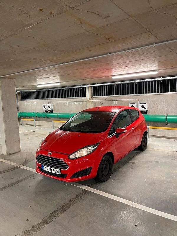 Rot Gebraucht 2013 Ford Fiesta Kleinwagen | 3.000 € (Superpreis) - Bild 1/4