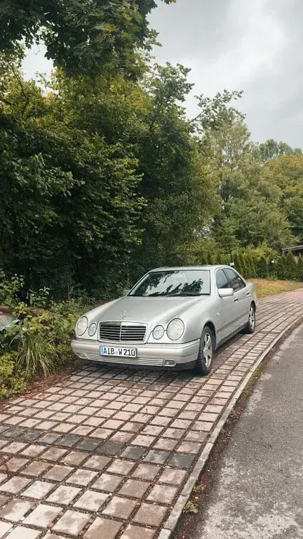 Gebraucht Mercedes E280 Elegance 204 PS (150 kW) 1999 Silber Limousine