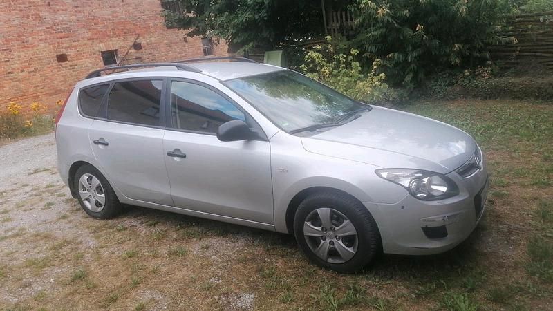 Silber Gebraucht 2009 Hyundai i30 Kombi | 2.200 € - Bild 1/4