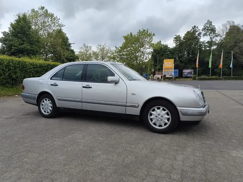 Używany Mercedes E200 Elegance 136 KM (100 kW) 1999 Srebrny Sedan/Limuzyna