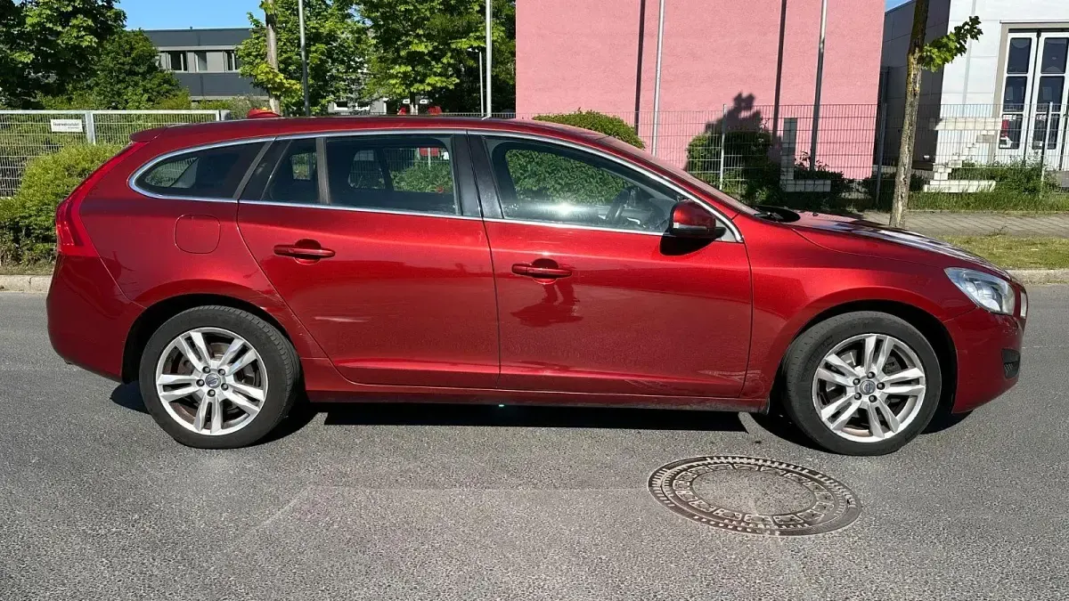 Gebraucht Volvo V60 Momentum 150 PS (110 kW) 2012 Rot Kombi