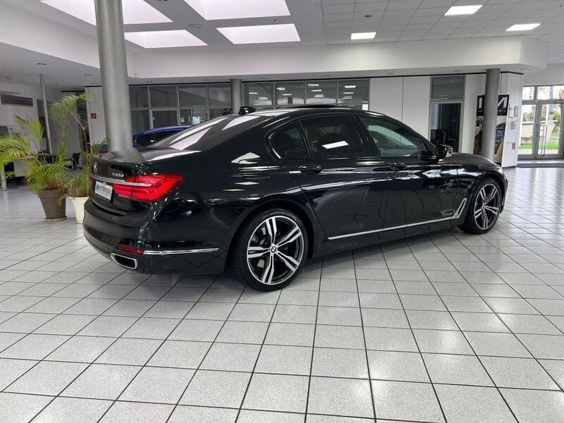 Gebraucht BMW 740 320 PS (235 kW) 2018 Black sapphire metallic Limousine